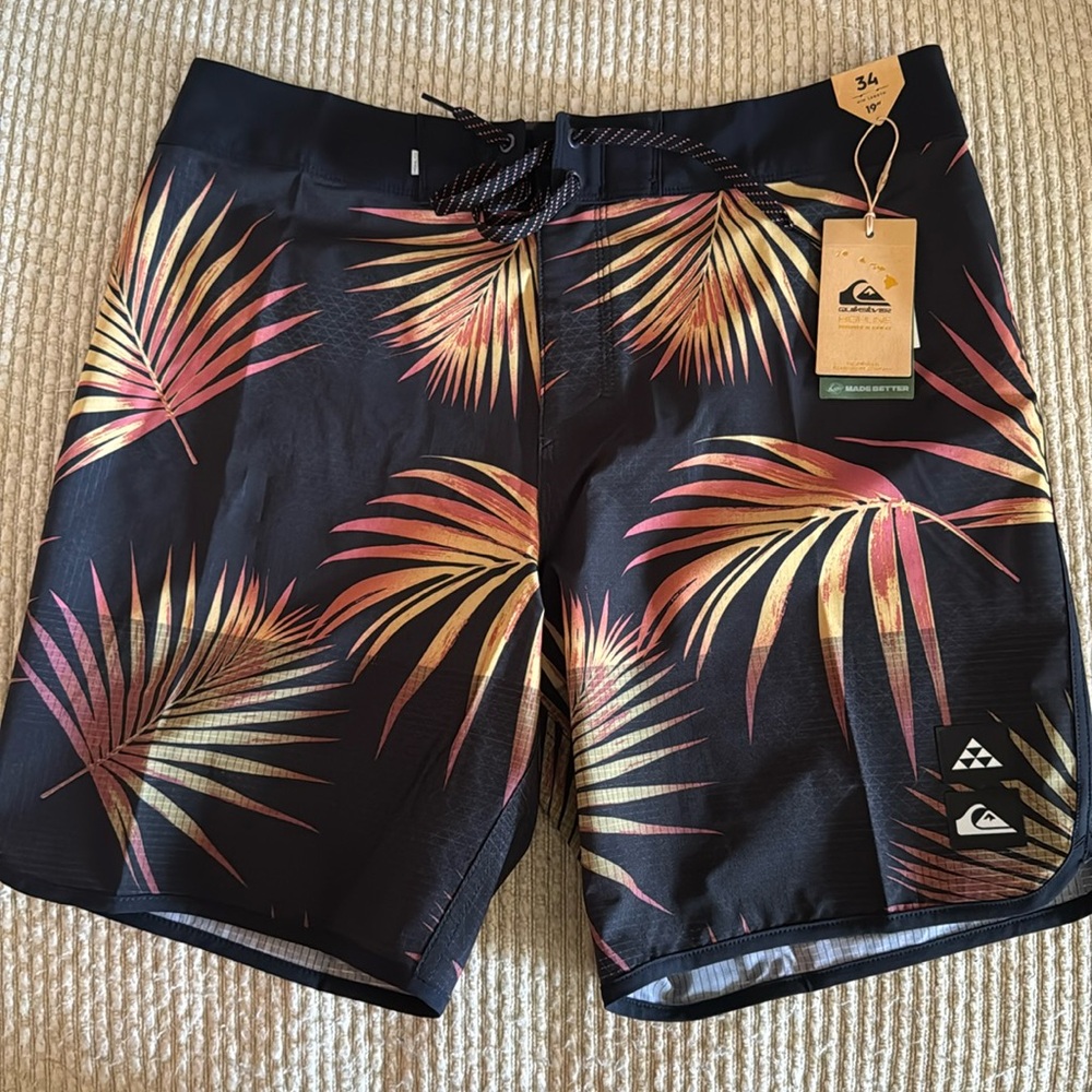 Quicksilver Highline Scallop 19” Board Shorts, size 34